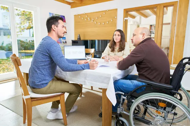 Mithilfe einer kompetenten Pflegeberatung fällt es oft leichter, über Probleme bei der häuslichen Pflege zu sprechen. | Foto:  DJD/compass private pflegeberatung