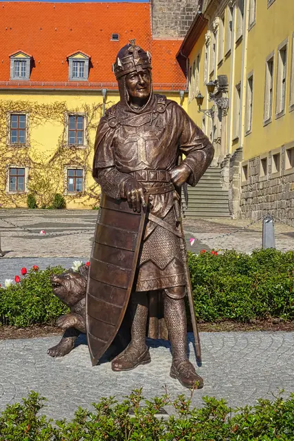 Denkmal Albrecht der Bär auf dem Schlosshof Ballenstedt (Anfang des Albrechtsweges)
