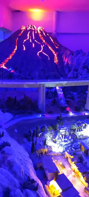 Alle 15 Minuten taucht die Szenerie in den Nachtmodus im Miniatur Wunderland Hamburg - dann wird u.a. auch ein Vulkanausbruch großartig in Szene gesetzt