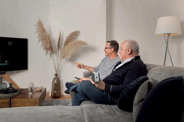 Ein nachlassendes Hörvermögen schränkt den Alltag beispielsweise beim Fernsehschauen spürbar ein. | Foto: djd-k/Sonoro