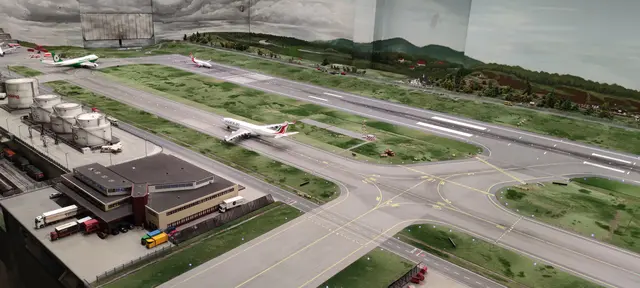 Die detailgetreuen Darstellungen im Miniatur Wunderland Hamburg - wie hier am Flughafen - bringen Groß und Klein zum Staunen