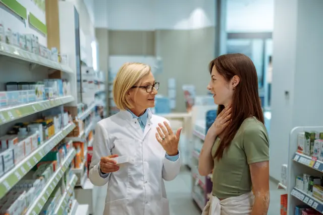 Bei Schmerzen sollte man sich in der Apotheke fachkundig beraten lassen - nicht jedes Mittel ist geeignet. | Foto: DJD/LINDA AG/Getty Images/mixetto