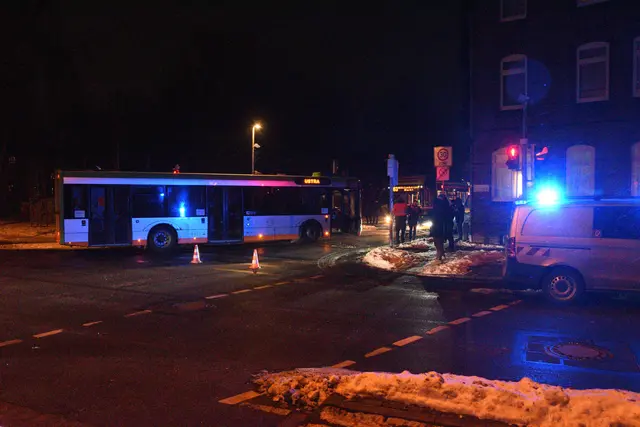 Ein Linienbus erfasst eine Fußgängerin - Sein Kollege steht im Gegenverkehr fest. | Foto: Andreas Heisler