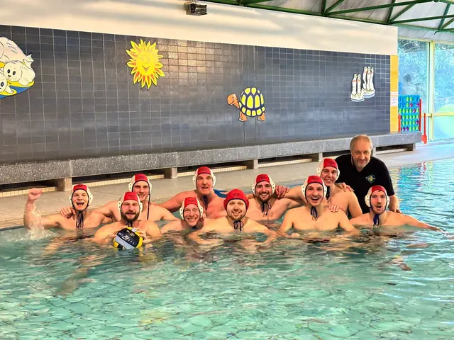 Strahlende Gesichter: Die Wasserballer des Lehrter SV feierten beim Spieltag am heimischen Hohnhorstweg einen spektakulären Comeback-Sieg. | Foto: Verein