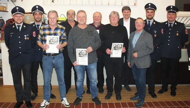 Ehrende und Geehrte bei der Freiwilligen Feuerwehr Erlingen (von links): Andreas Sladetzek, Tobias Wiedholz, Egon Nay, Stefan Schilling, Reinhold Küchelbacher, Karl Ziegler, Gerhard Eisele, Bürgermeister Michael Higl, dritter Bürgermeister Rudi Helfert, Patrick Gerblinger und Benedikt Haider.  | Foto: Peter Heider