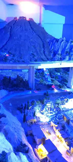 Alle 15 Minuten taucht die Szenerie in den Nachtmodus im Miniatur Wunderland Hamburg - dann wird u.a. auch ein Vulkanausbruch großartig in Szene gesetzt