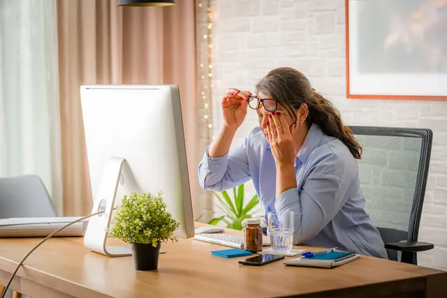 Wenn die Augen trocken sind, jucken und brennen, wird das Arbeiten am Bildschirm zur Qual. | Foto: djd-k/Femisanit/Getty Images/fcafotodigital