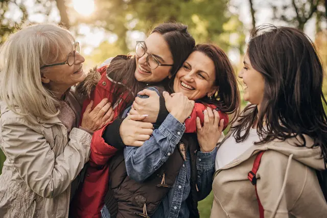 Von der Pubertät über Schwangerschaft bis zu den Wechseljahren prägen Hormone das Leben von Frauen.
 | Foto: DJD/IKK classic/Getty Images/South_agency