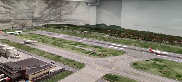 Die detailgetreuen Darstellungen im Miniatur Wunderland Hamburg - wie hier am Flughafen - bringen Groß und Klein zum Staunen