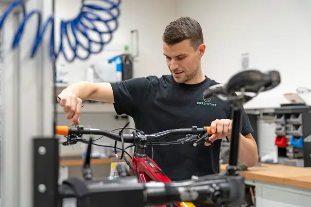 Wer ein Gebrauchtrad bei einem Fachmann kauft, kann davon ausgehen, dass dieser es vorab gründlich gecheckt hat. | Foto: djd-k/Bike2Future