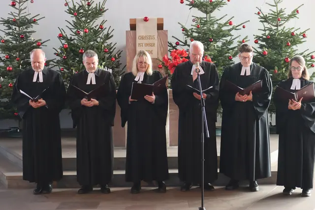 Pfarrer mit Dekan und Vikarin beim Gottesdienst