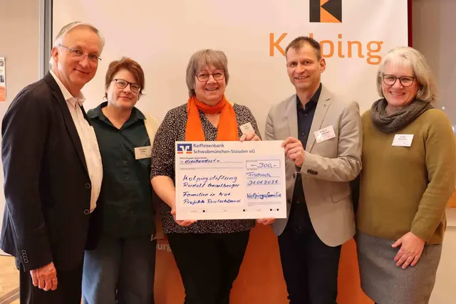Die Kolpingsfamilie Fischach spendete 300 Euro aus Theateraufführungen für die Familienarbeit der Kolpingstiftung-Rudolf-Geiselberger. Gaby Schöner, Vorsitzende der Kolpingsfamilie Fischach (Mitte) und Simone Linke. Vorstandsmitglied (2.v.l.) übergeben an Kolping-Diözesanpräses und Vorsitzenden des Stiftungsrates der Kolpingstiftung-Rudolf-Geiselberger Wolfgang Kretschmer (l.), an Robert Hitzelberger, Kolping-Diözesanvorsitzender und Vorsitzender des Stiftungsvorstandes der Kolpingstiftung-Rudolf-Geiselberger (2.v.r.) und an Ulrike Marcher, stellv. Kolping-Diözesanvorsitzende (r.) den Scheck über 300 Euro für Familien in Deutschland. 