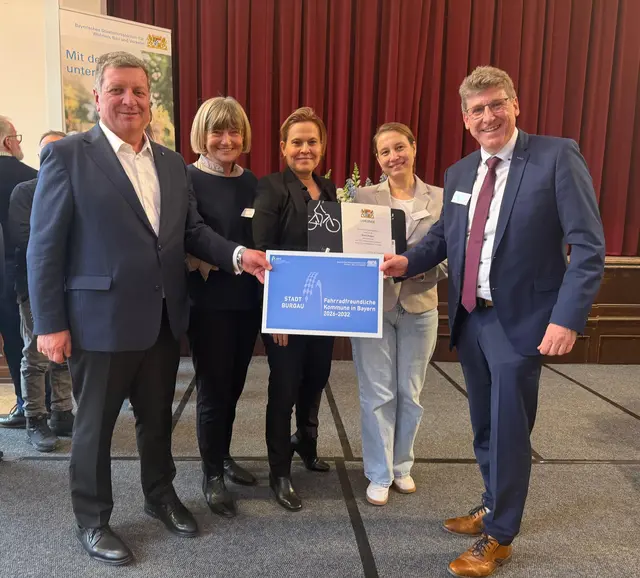 Bei der Zertifizierungsfeier in München: (von links) Staatsminister für Wohnen, Bau und Verkehr Christian Bernreiter, Radverkehrsbeauftragte der Stadt Burgau Heidi Häuser, designierte Stadtbaumeisterin Özlem Keser, Umwelt- und Klimaschutzmanagerin Maria Tischenko, Erster Bürgermeister Martin Brenner.