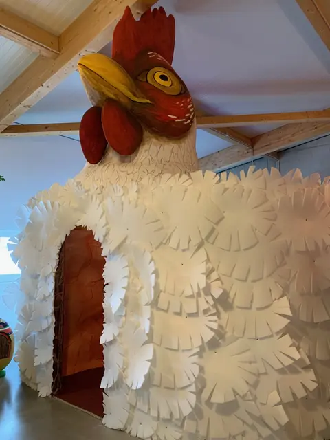 Die neue Attraktion in der Eierfärberei Beham: ein begehbares Riesen-Huhn. | Foto: Eierfärberei Beham