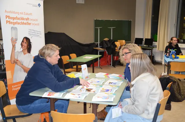 An den Ständen konnte man sich informieren und gezielt nachfragen. | Foto: Mittelschule Königsbrunn