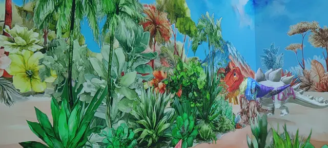 Die Welt der Dinosaurier im Port des Lumières. Im Kids`Atelier werden von den jüngsten Besuchern zuvor eigenhändig ausgemalte Dinosaurier auf eine große, farbenfrohe Filmleinwand projiziert.