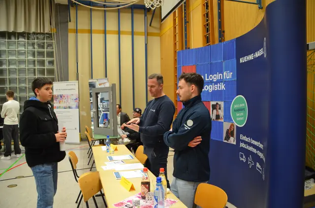 An den Ständen gab es Informationen aus erster Hand. | Foto: Mittelschule Königsbrunn