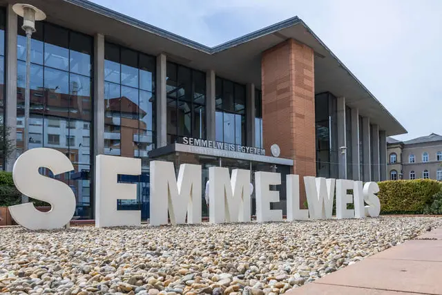 Der Landkreis Günzburg setzt auch in diesem Jahr sein Stipendienprogramm fort und fördert zwei Studierende für das Medizinstudium an der Semmelweis-Universität in Budapest.  | Foto: Semmelweis-Universität