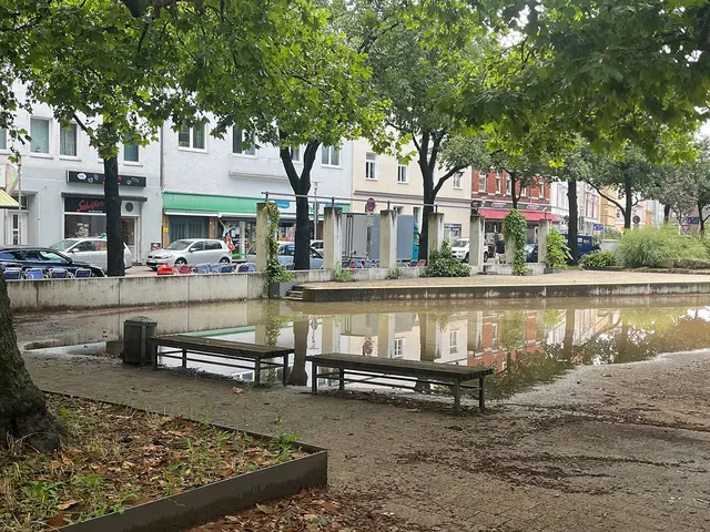 Immer wieder riesige Pfützen auf dem Fiedelerplatz. Die alte Zisterne hat aber keine Schuld daran.