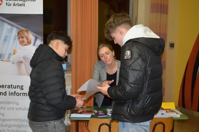 Fragen konnten direkt geklärt werden. | Foto: Mittelschule Königsbrunn