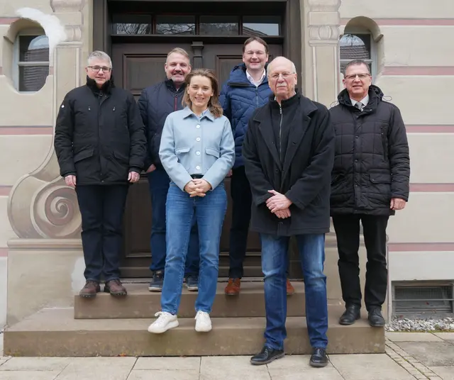 Markus Dopfer (von links), Thorsten Wick, Jenny Schack, Hans Reichhart, Roland Kempfle und Robert Strobel haben sich über den aktuellen Stand, die bisherigen Entwicklungen sowie die nächsten Schritte im Hochwasserschutz ausgetauscht.  | Foto: Benjamin Sigmund / Landratsamt Günzburg