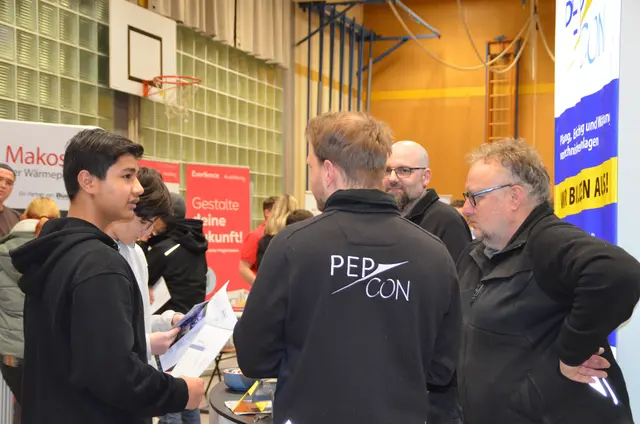 Hier konnte man mit potentiellen Ausbildern ins Gespräch kommen. | Foto: Mittelschule Königsbrunn