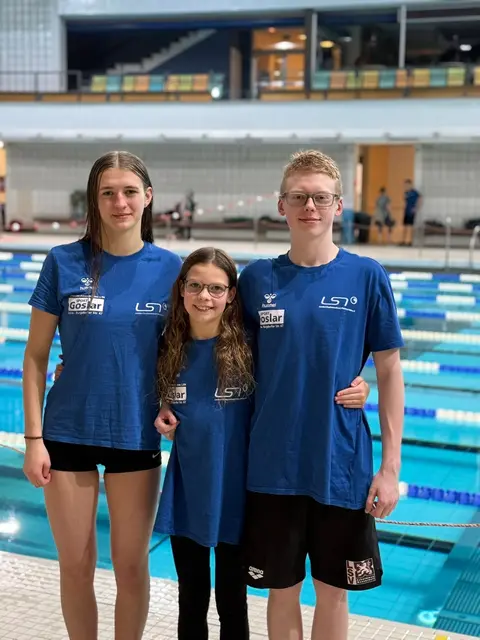 Für die LSV-Farben im Einsatz, hier aber im T-Shirt des Landesschwimmverbandes: Tekla Kaminska, Lina Wittbold und Lukas Krieger beim 5. Speed Meet im Stadionbad.  | Foto: Verein