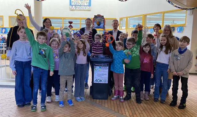 Die Schülerinnen und Schüler der Grundschule in Röfingen freuen sich über die neue Bewegungstonne.  | Foto: Benjamin Sigmund / Landratsamt Günzburg 