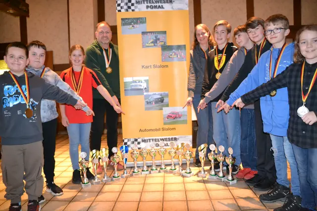 Die Fahrenden vom Stadthäger Motor Club e. V. im ADAC und ihre Trophäen.