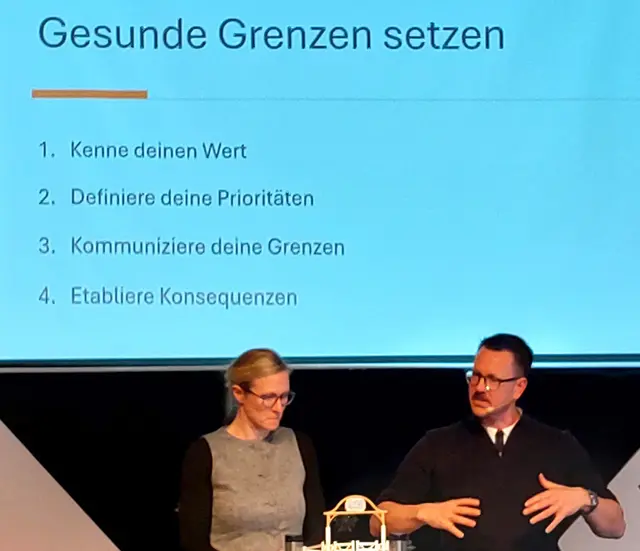 Sylvia und Martin Sakals bei ihrer Predigt, die sich auch mit den Alltags-Beziehungsaspekten des Themas befasste | Foto: Archiv des Landsberger MarriageWeek-Forums