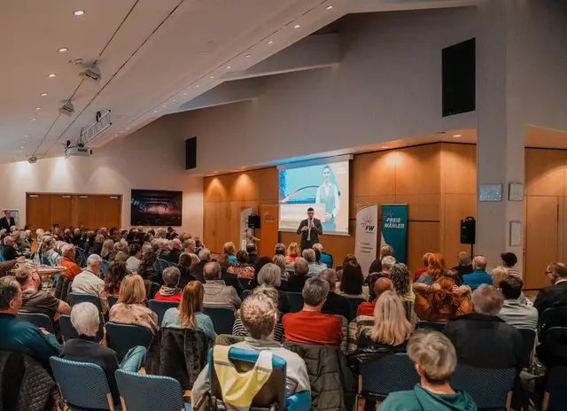 Auf viel Zuspruch im vollbesetzten Auditorium stieß die Rede von Oberbürgermeisterkandidat Michael Jahn  