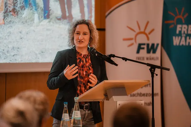 Die Landtagsabgeordnete Marina Jakob unterstrich in ihrer Rede die Bedeutung der über die Parteigrenzen hinweg reichenden Kooperation der politischen Gruppierungen