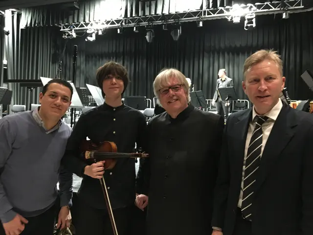 Von links: Sandro Roy, Patrick Rehm, Wolfgang Weber sowie Bürgermeister Richard Greiner. | Foto: T. Roy