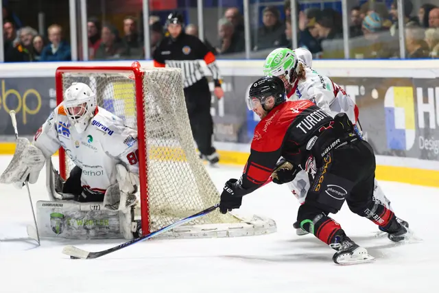 Schon im Hinspiel konnte Hugo Turcotte (in schwarz/rot) ein Tor erzielen. | Foto: Dietmar Ziegler
