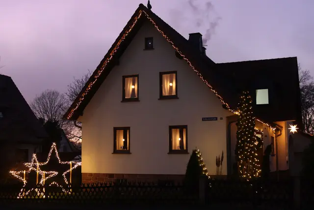Bei diesem schön beleuchteten Haus waren die Gelegenheiten für ein gutes Foto begrenzt, da meistens Autos davor parkten. Deswegen konnte ich kein vergleichbares Bild nach dem Schneefall machen.