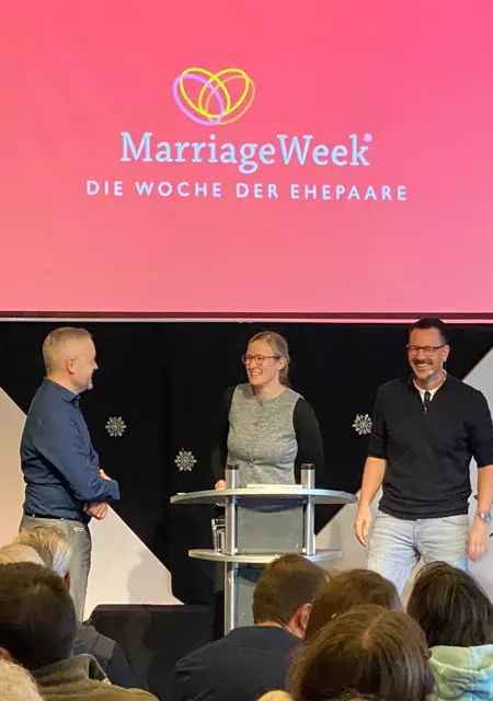 Daniel Meyer mit Sylvia und Martin Sakals im Gottesdienst der Landsberger Vineyard-Gemeinde zum „Start in die MarriageWeek“ | Foto: Archiv des Landsberger MarriageWeek-Forums