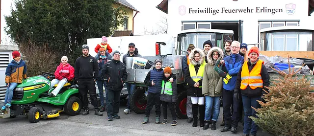 Jedes Jahr engagieren sich zahlreiche Erlinger Bürgerinnen und Bürger mit ihren Kindern ehrenamtlich um die Umwelt rund um den Meitinger Ortsteil vom sinnlos entsorgten Müll zu befreien.  | Foto: Peter Heider