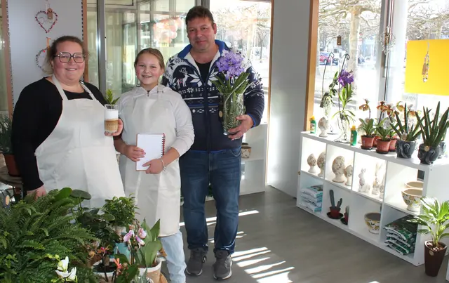 Unsere Bilder vermitteln einen Eindruck vom Eröffnungstag im Café „Blumenmeer &amp; Kaffeeduft an der Meitinger Schlossstraße. Freuen sich über ihre erfolgreiche Geschäftseröffnung (von links). Isabell Schuster, Tochter Emilia und Robert Müller | Foto: Peter Heider