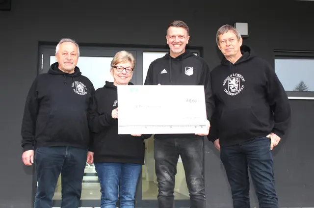 Spendenübergabe der Tassilo Löwen Thierhaupten am Sportheim des Sportvereins SV Thierhaupten (von links) Martin Schlicker, Tassilo Fanclub Vorsitzende Renate Allmann, SVT Vorsitzender Martin Meßmer und Helmut Wittmann. | Foto: Peter Heider