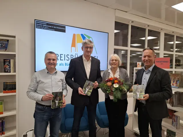 Stadtarchivar Dr. Johannes Mordstein, Winfried Heppner, Verena Heppner und Bürgermeister Willy Lehmeier präsentieren die neue Broschüre „Feldkreuze und Bildstöcke in Wertingen und Umgebung“  | Foto: Julia Tellmann