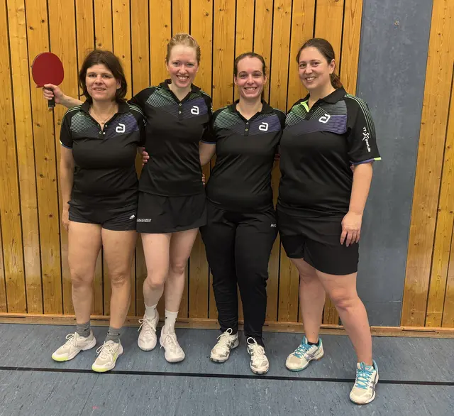 Die Damen des Polizei SV Königsbrunn nach ihrem ersten Sieg der Saison v.l._Bettina Haltmayer, Katharina Beck, Tina Knöpfle, Bianca Hofmann | Foto: Rudi Sabienski