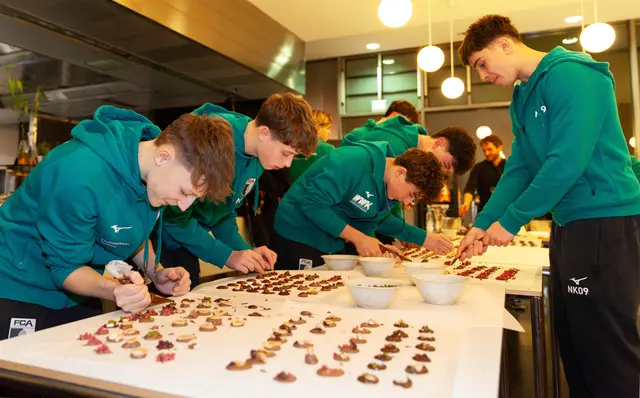 An einer der Stationen bei der HWK-Berufsinfoveranstaltung konnten sich die Nachwuchssportler als Konditoren versuchen. | Foto: HWK Schwaben