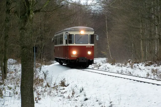 Triebwagen an der Haltestelle Haferfeld - Ramberg