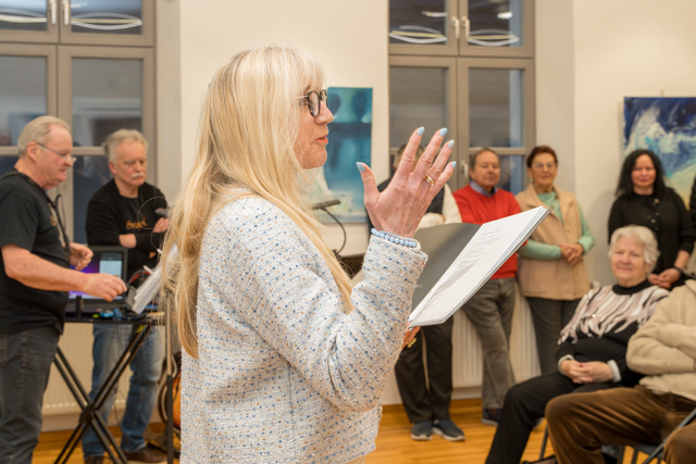 "In der Tiefe" - Ausstellung der Friedberger Kunstspechte e.V. in der Friedberger Archivgalerie.  Sabine Reichelt  bei ihrer Ansprache | Foto: FSeventfoto