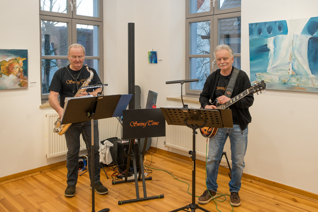 "In der Tiefe" - Ausstellung der Friedberger Kunstspechte e.V. in der Friedberger Archivgalerie. "Swing Time" machten Musik | Foto: FSeventfoto