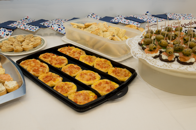 "In der Tiefe" - Ausstellung der Friedberger Kunstspechte e.V. in der Friedberger Archivgalerie. Martha Reißner hat lecker Snacks zubereitet