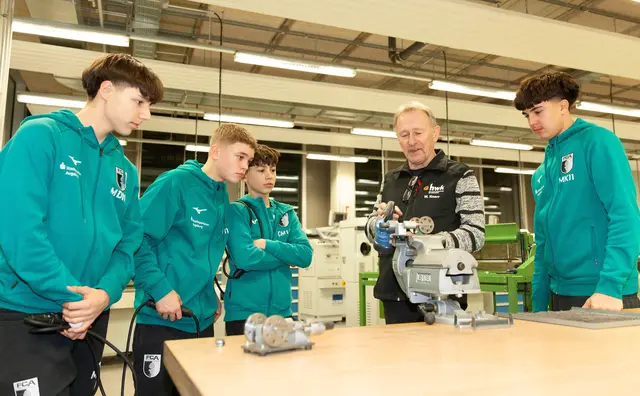 Es gab auch viel Interessantes und Wissenswertes für die Nachwuchssportler zu erfahren – hier erklärt HWK-Lehrmeister Wolfgang Knorr die Funktionsweise eines Stirlingmotors, bei dem durch Erhitzung Räder angetrieben werden. | Foto: HWK Schwaben