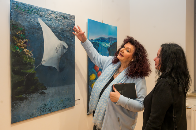 „Eine Einladung, Neues zu entdecken“, beschrieb die Namensgeberin der Ausstellung Sabine Reichelt, die Thematik dieser Ausstellung. In der neu gestalteten Archivgalerie erlebten wir während der zahlreich besuchten Finissage sehr gut platzierte Malereinen in Acryl- und Aquarellmalei. Im Bild: myheimat-Reporterin Sabina Scherer (links) und Katja Faig | Foto: FSeventfoto