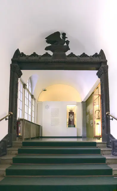 Der Bezirk Schwaben unterstützte 2025 die Stiftung Jüdisches Kulturmuseum Augsburg-Schwaben mit 241.600 Euro. Das Bild zeigt den Eingang zur Dauerausstellung am Standort Innenstadt des Jüdischen Museums Augsburg Schwaben.  | Foto: © Jüdisches Museum Augsburg Schwaben/Ilya Kotov