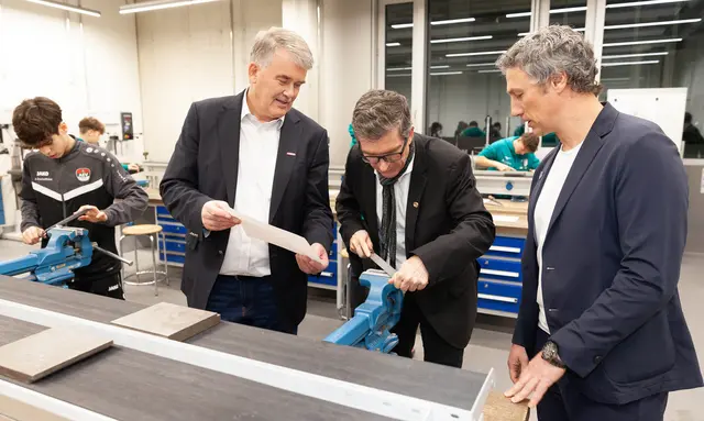 In der Metallwerkstatt legten (von links) auch HWK-Hauptgeschäftsführer Ulrich Wagner, AEV-Präsident Lukas Gebele und Roy Stapelfeld, Kaufmännischer Leiter des FCA-Nachwuchsleistungszentrums, selbst Hand an. | Foto: HWK Schwaben